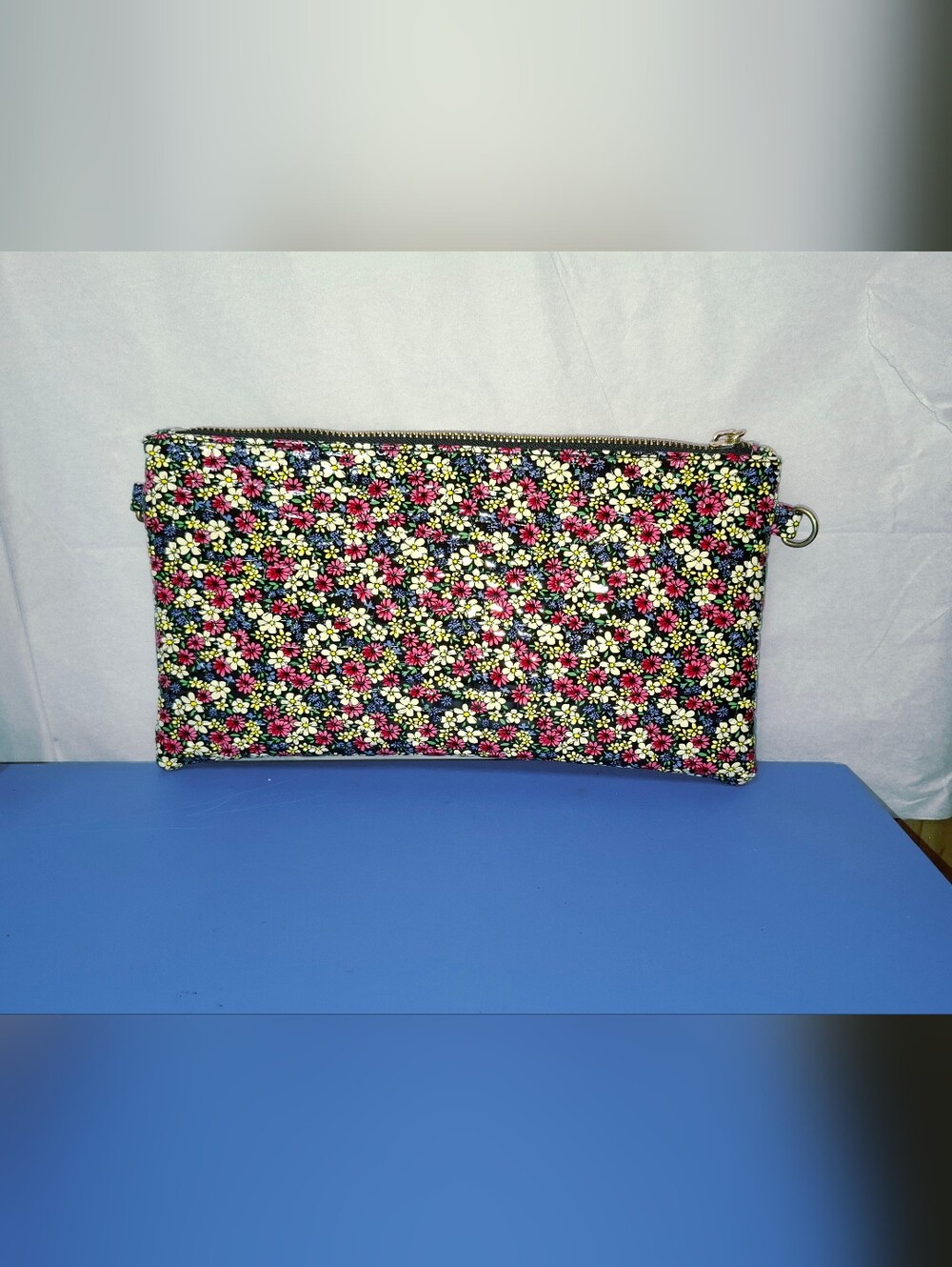 Rare Floral Zip Wristlet Crossbody Bag- NWOT - Picture 3 of 8